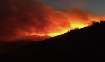 (VIDO) HAOS U FRANCUSKOJ, HILJADE TURISTA EVAKUISANO! Šumski požari besne, vatrogasci u neviđenoj borbi sa vatrenom stihijom!