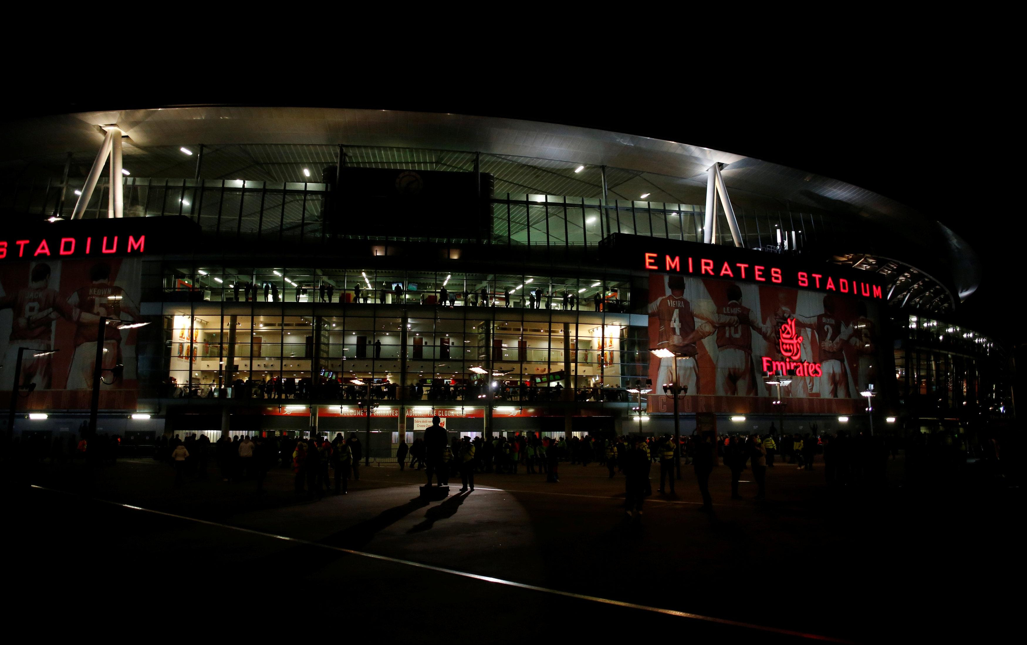 (FOTO) NEKIMA JE BILO DOSADNO! Evo šta je navijač Arsenala radio tokom meča sa Zvezdom!