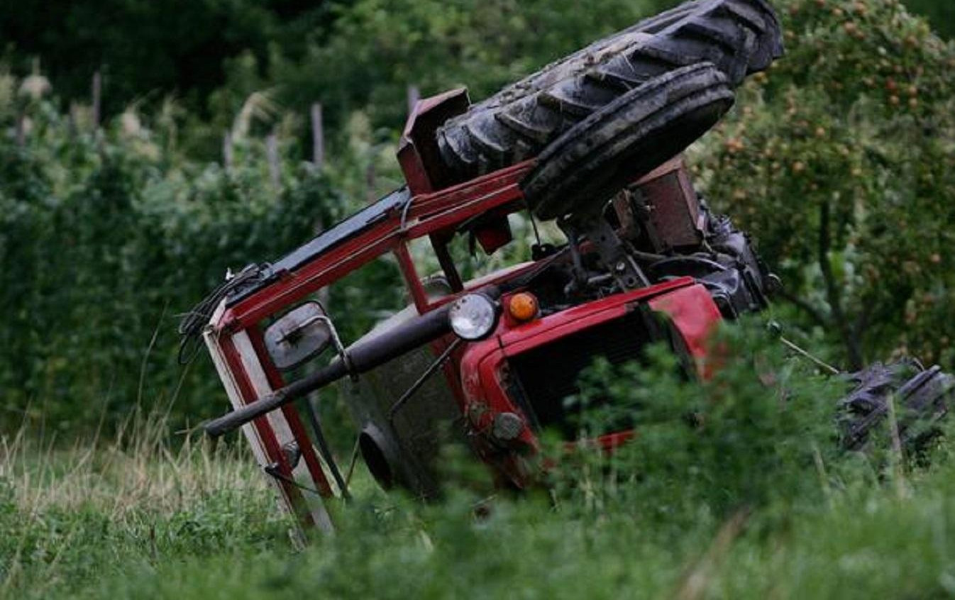 TEŠKA NESREĆA U LAPOVU! Muškarac izgubio život u prevrtanju traktora