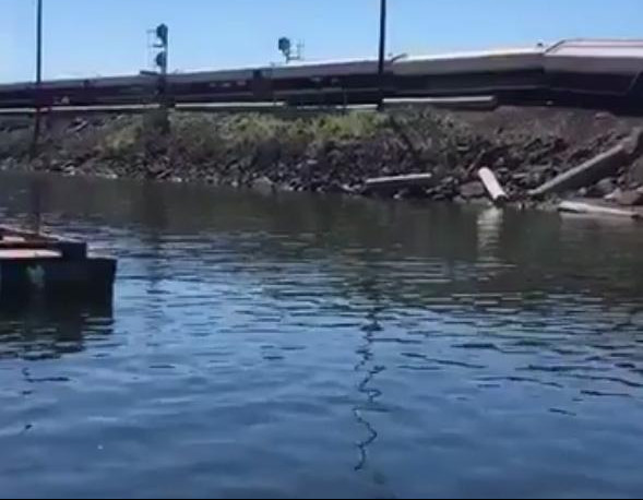 (FOTO) VOZ SA 267 PUTNIKA ISKOČIO IZ ŠINA! Nesreća u Vašingtonu, jedan vagon zamalo upao u vodu!