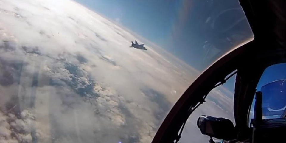 MIG-31 ISPRAŠIO AMERIČKOG ŠPIJUNA NAD PACIFIKOM! Ruski lovac primorao NATO pilota da napravi zaokret i pobegne, granica sačuvana! /VIDEO/