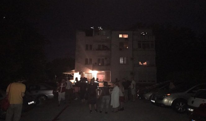 UGAŠEN POŽAR U ZEMUNU: Plamen zahvatio i krov zgrade, vatru gasilo sedam vatrogasnih kola!