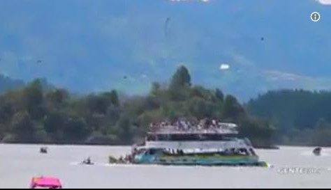 (VIDEO) UŽAS U KOLUMBIJI: Potonuo rekreativni brod sa 150 turista!