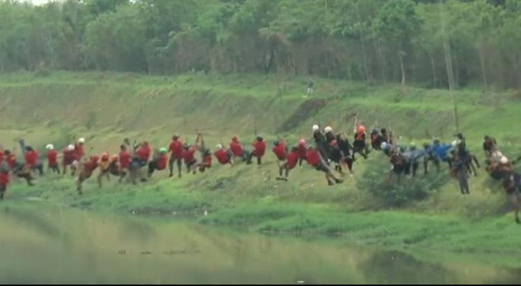 (VIDEO) 245 LJUDI ISTOVREMENO SKOČILO SA MOSTA! Skok za Ginisa, niko nije povređen!