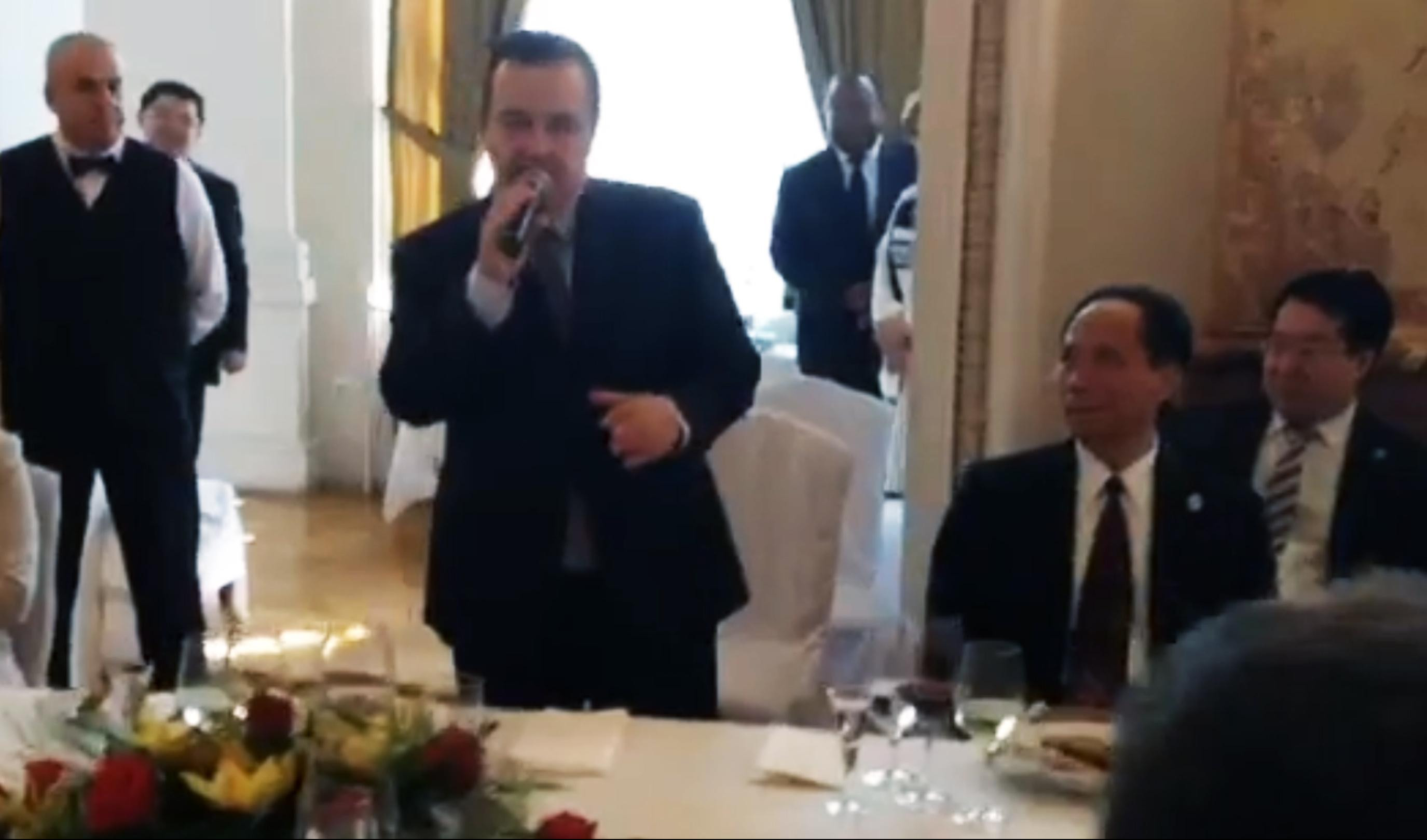 (VIDEO) DAČIĆ NIJE ODOLEO! Šef diplomatije prekršio protokol, pa na svečanoj večeri posle Vučićeve inauguracije zapevao... ali ne "Miljacku"!