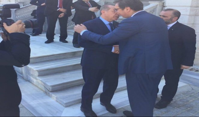 (FOTO) DIPLOMATSKI PRESEDAN I VELIKA ČAST! Erdogan ustao sa zvaničnog ručka da isprati predsednika Vučića!