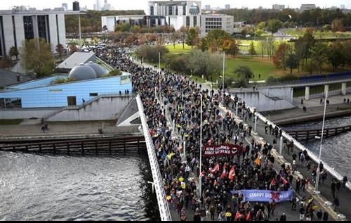 PROTEST U BERLINU: Hiljade demonstranata u maršu protiv AfD!