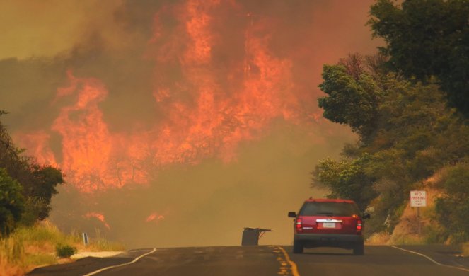 (FOTO) GORE KALIFORNIJA, KANADA... Bukte šumski požari, evakuisano stotine kuća!