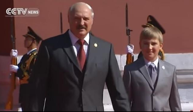 (VIDEO) REŠENA MISTERIJA: Evo zašto Lukašenko u sve posete inostranstvu sa sobom vodi najmlađeg sina Nikolaja!