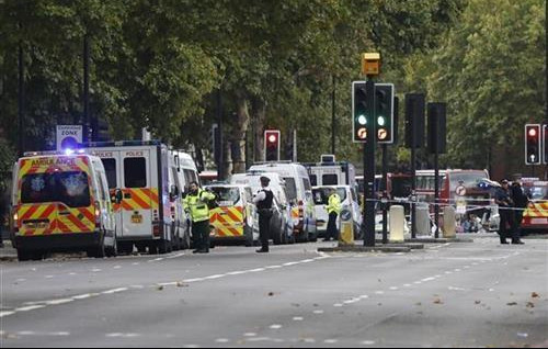 (VIDEO) PANIKA U LONDONU:  Automobil naleteo na pešake ispred muzeja,povređeno 11 osoba! Policija - nije terorizam!