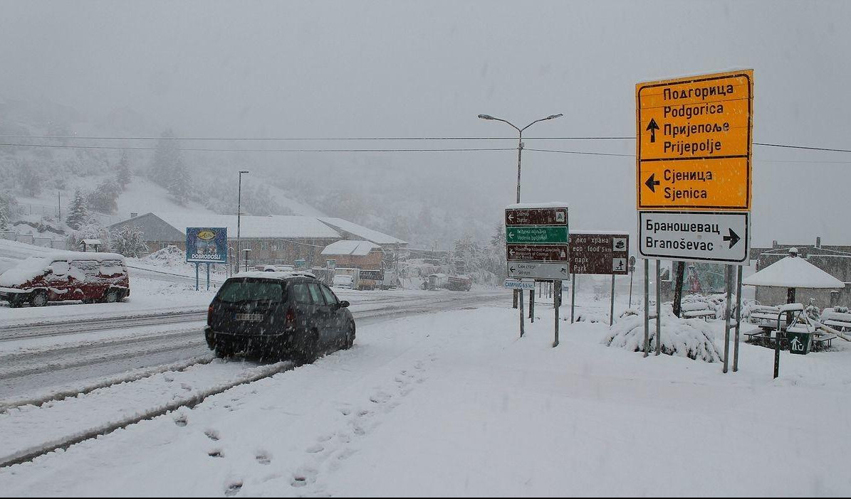 NE KREĆITE NA PUT BEZ ZIMSKE OPREME: Sneg pada u većem delu Srbije, putevi prohodni!