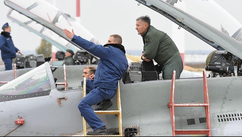 (FOTO) PRVE FOTOGRAFIJE SRPSKIH PILOTA u kokpitu moćnih aviona "MiG 29"! Braća Rusi dele s nama ZNANJE I ISKUSTVO!