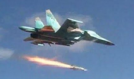 (VIDEO) SU-34 LANSIRAO RAKETU IKS-35 I RAZNEO NEUPADLJIVU KUĆU U SIRIJI: Snimak koji ledi krv ruskim neprijateljima!