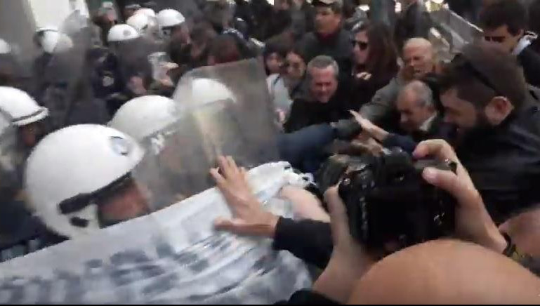 (VIDEO) LETELE KANTE ZA ĐUBRE: U Grčkoj se sukobili demonstranti i policija zbog prodaje imovine oduzete dužnicima banaka!