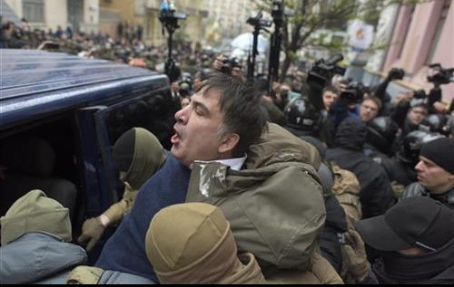 (VIDEO) KAO U FILMU: Demonstranti izvukli Sakašvilija iz policijskih kola!