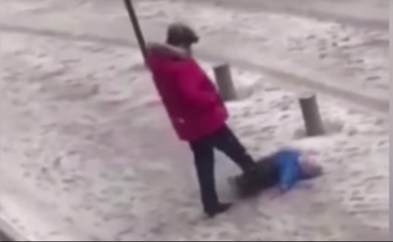 (UZNEMIRUJUĆI VIDEO) OTAC IZ PAKLA! Dete se okliznulo na ledu, A MONSTRUM JE PODIVLJAO!