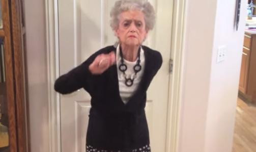 (VIDEO) ​UŽIVA U ŽIVOTU! Baki (90) unuk pustio omiljenu pesmu, pogledajte njenu reakciju!