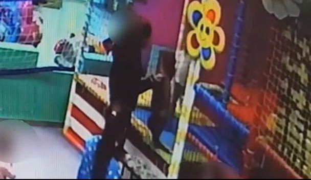 (VIDEO) HAOS U DEČIJOJ IGRAONICI! Žena UDARILA devojčicu, incident zabeležile kamere, reagovala policija
