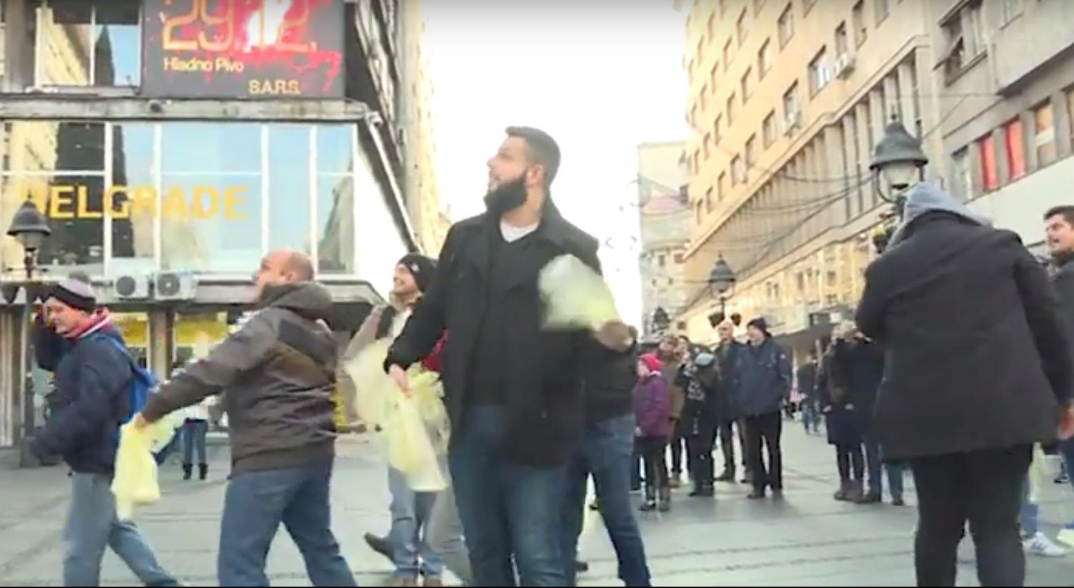 (VIDEO) ŽUTA STOKA! Članovi beogradskog odbora DS novogodišnju jelku GAĐALI SMEĆEM I TOALET PAPIROM!