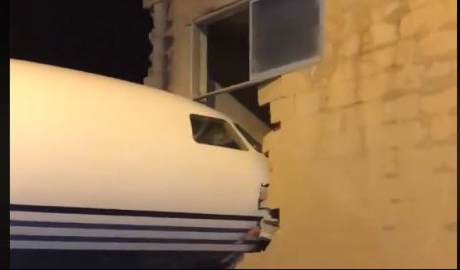 (VIDEO) DRAMA NA AERODROMU NA MALTI: Jak vetar zabio avion u zgradu 
