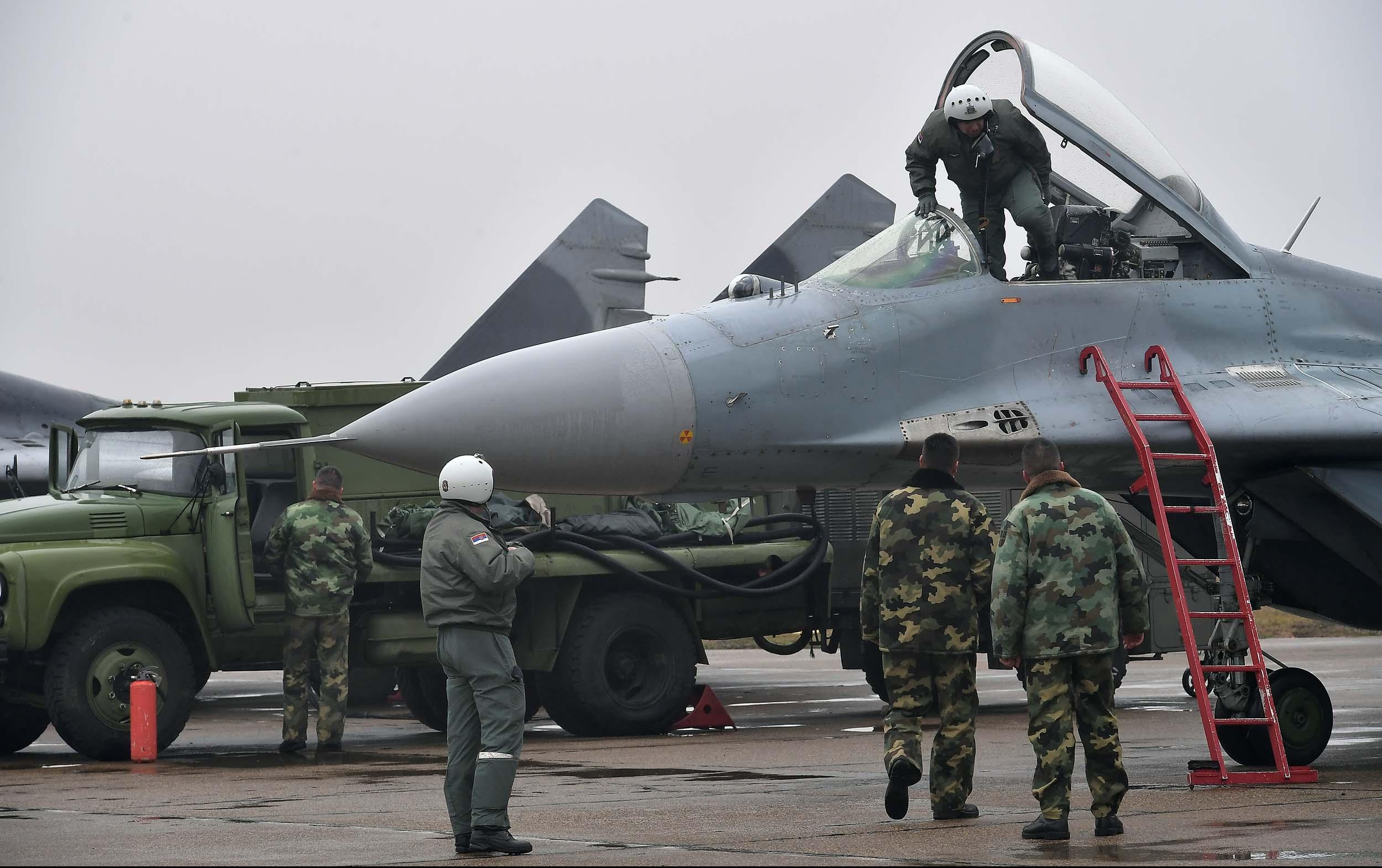 MINISTAR VULIN U MOSKVI:  Od Putina 2.000.000 evra za OBUKU SRPSKIH PILOTA NA LOVCIMA MiG 29!