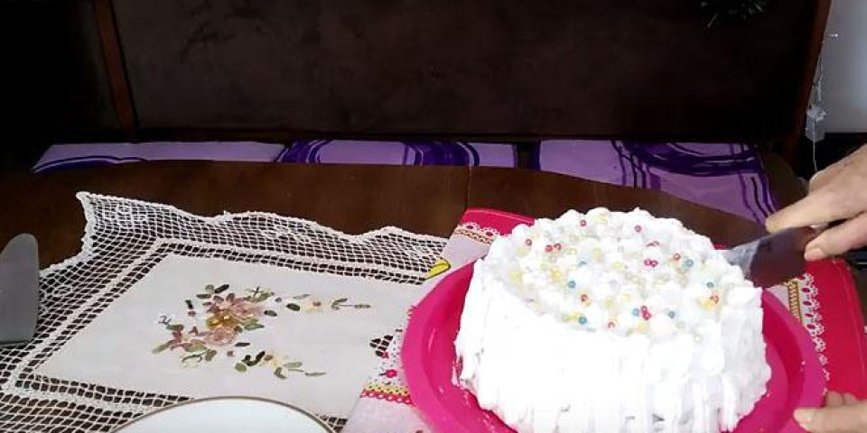 SOČNA RAFAELO TORTA! Moja deca obožavaju ovaj slatkiš, ne mogu da dočekaju da se stegne preko noći! (RECEPT)