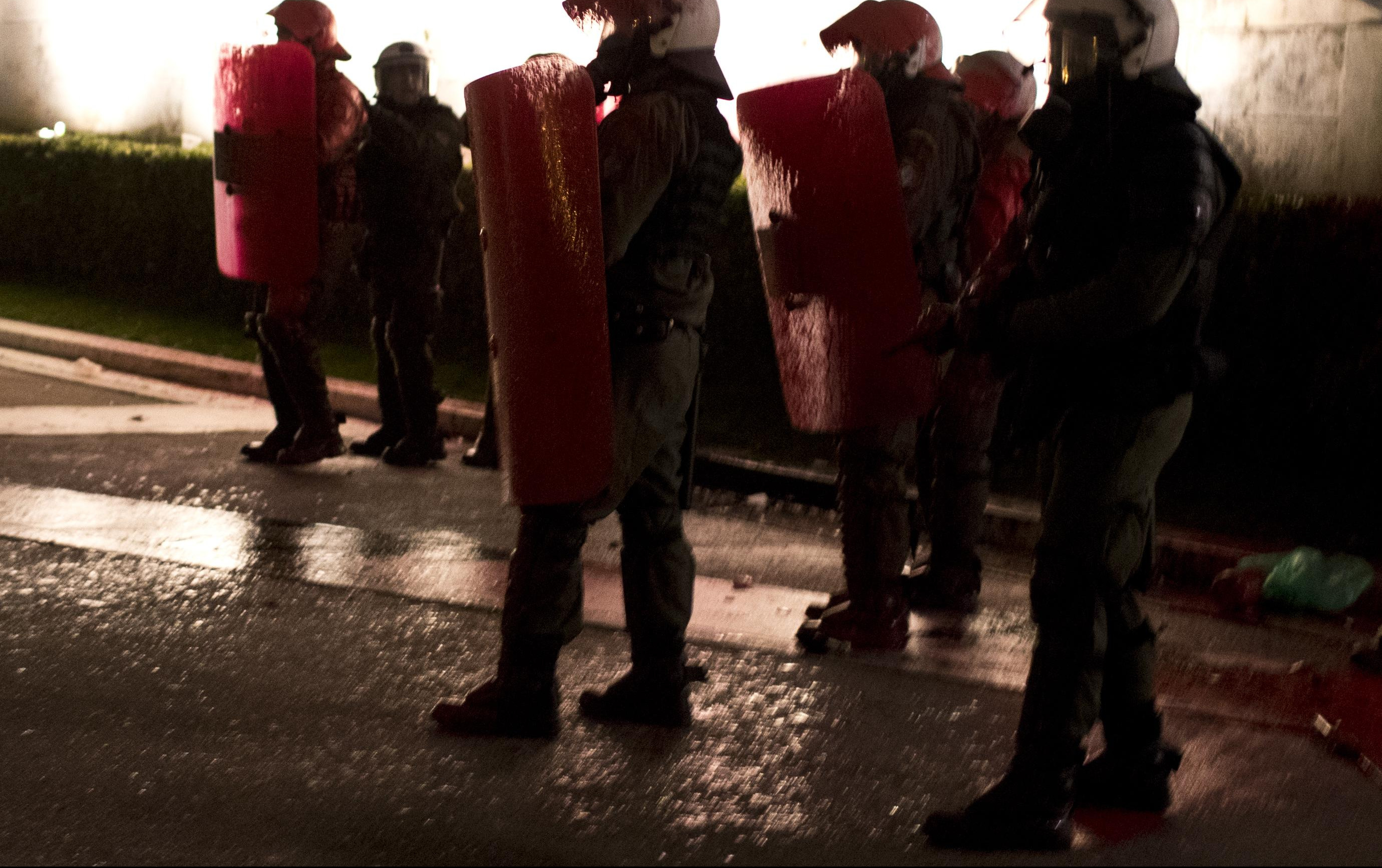 (FOTO) TOTALNI HAOS NA ULICAMA ATINE! Protesti ispred parlamenta, kamenice i suzavac