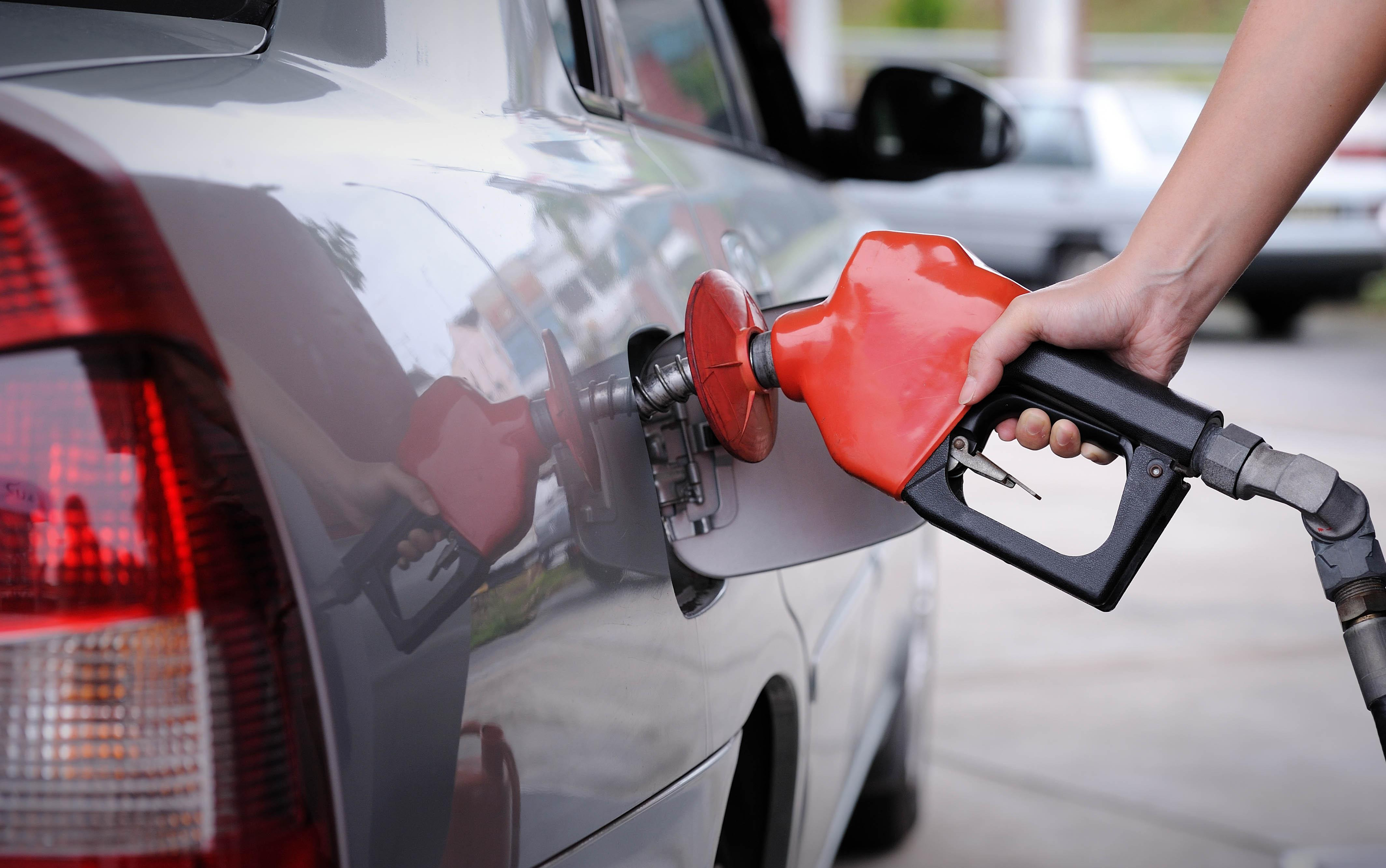 NA PUMPAMA SKUPLJE GORIVO: U odnosu na prethodni mesec za litar benzina i dizela još po 7 dinara
