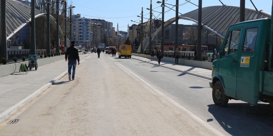 Albanci se gomilaju kod mosta u Južnoj Mitrovici