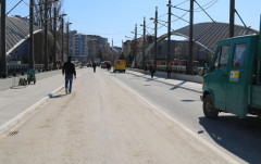 Albanci se gomilaju kod mosta u Južnoj Mitrovici
