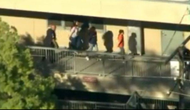 (FOTO/VIDEO) UŽAS U SREDNJOJ ŠKOLI U LOS ANĐELESU! Devojčica pucala na dvoje tinejdžera!