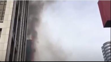 (VIDEO) POŽAR U POSLOVNOJ ZGADI U KINI: Gori 17. sprat, nema informacija o povređenima!