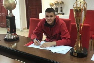 TALENTOVANI BEK POTPISAO ZA ZVEZDU! Arijan Lakić stavio potpis na prvi profesionalni ugovor!