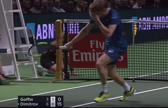 (VIDEO) GOFAN POGODIO SAM SEBE U OKO! Belgijski teniser zaradio bizarnu povredu