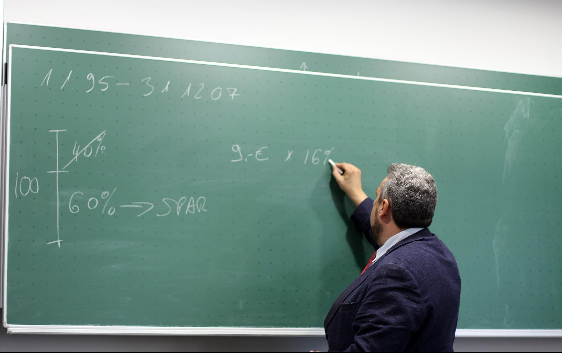PROFESIJA PROFESORA IZGUBILA DRUŠTVENI UGLED! Srbiji nedostaje čak 700 profesora matematike!