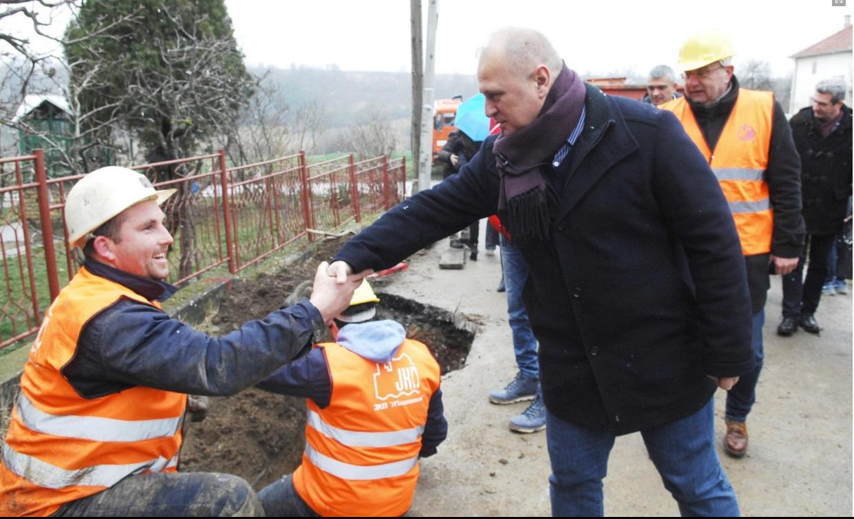 GRAD ISPUNIO OBEĆANJE! VESIĆ: Počela izgradnja kanalizacije u delu opštine Mladenovac!