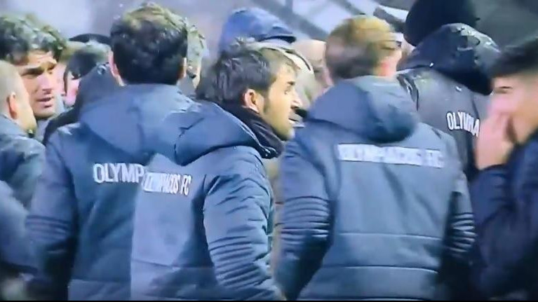 (FOTO/VIDEO) HULIGANI DIVLJALI U SOLUNU! Navijači PAOK-a razbili glavu treneru Olimpijakosa!