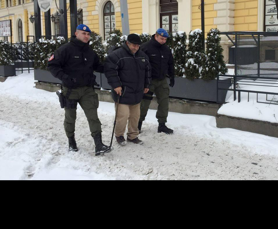 (FOTO) NA NJIH UVEK MOŽETE DA RAČUNATE! Policija i u ovom ledenim danima NA RASPOLAGANJU GRAĐANIMA!