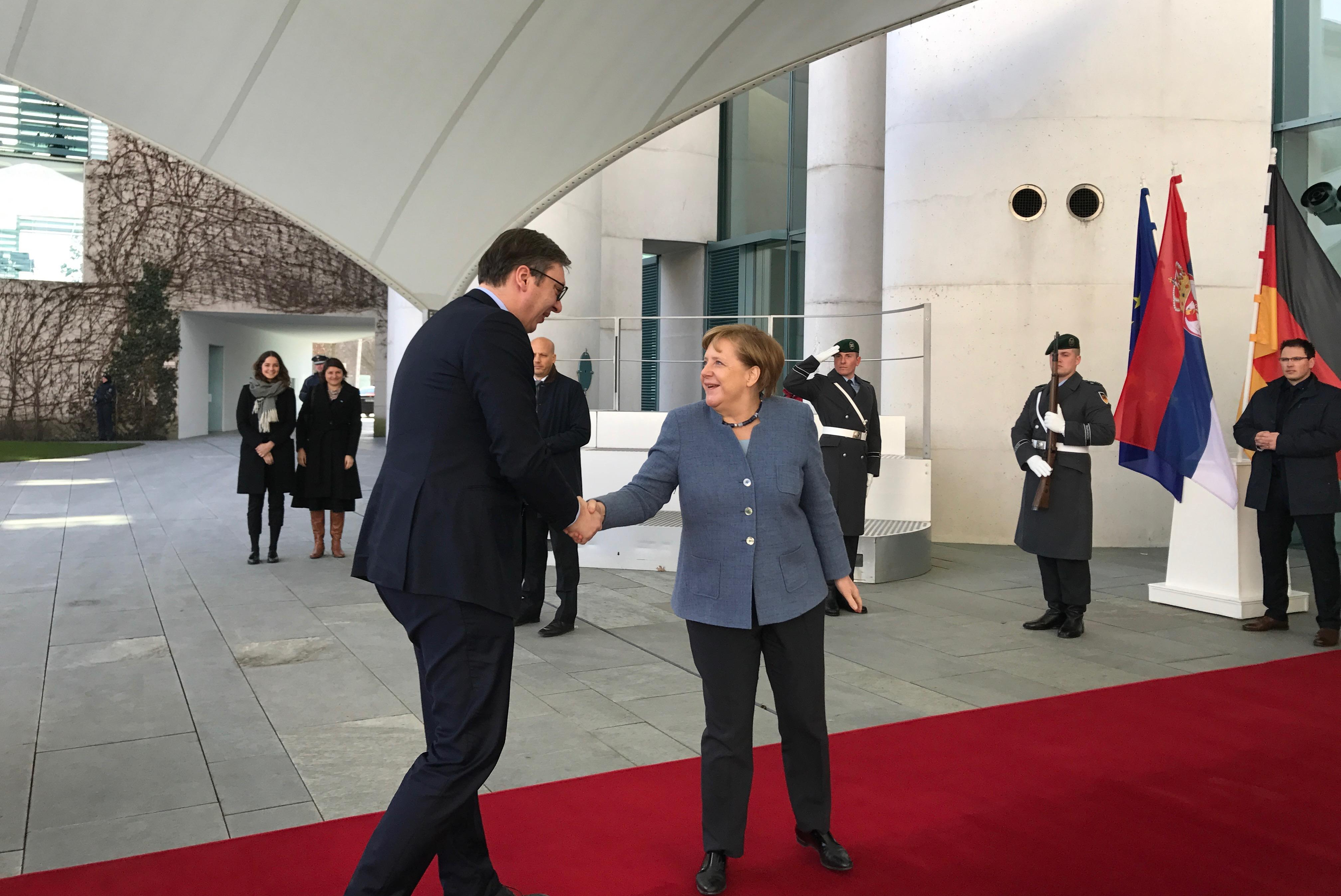 (FOTO) ANGELA DOČEKALA VUČIĆA! Počeo sastanak predsednika Srbije i nemačke kancelarke u Berlinu!