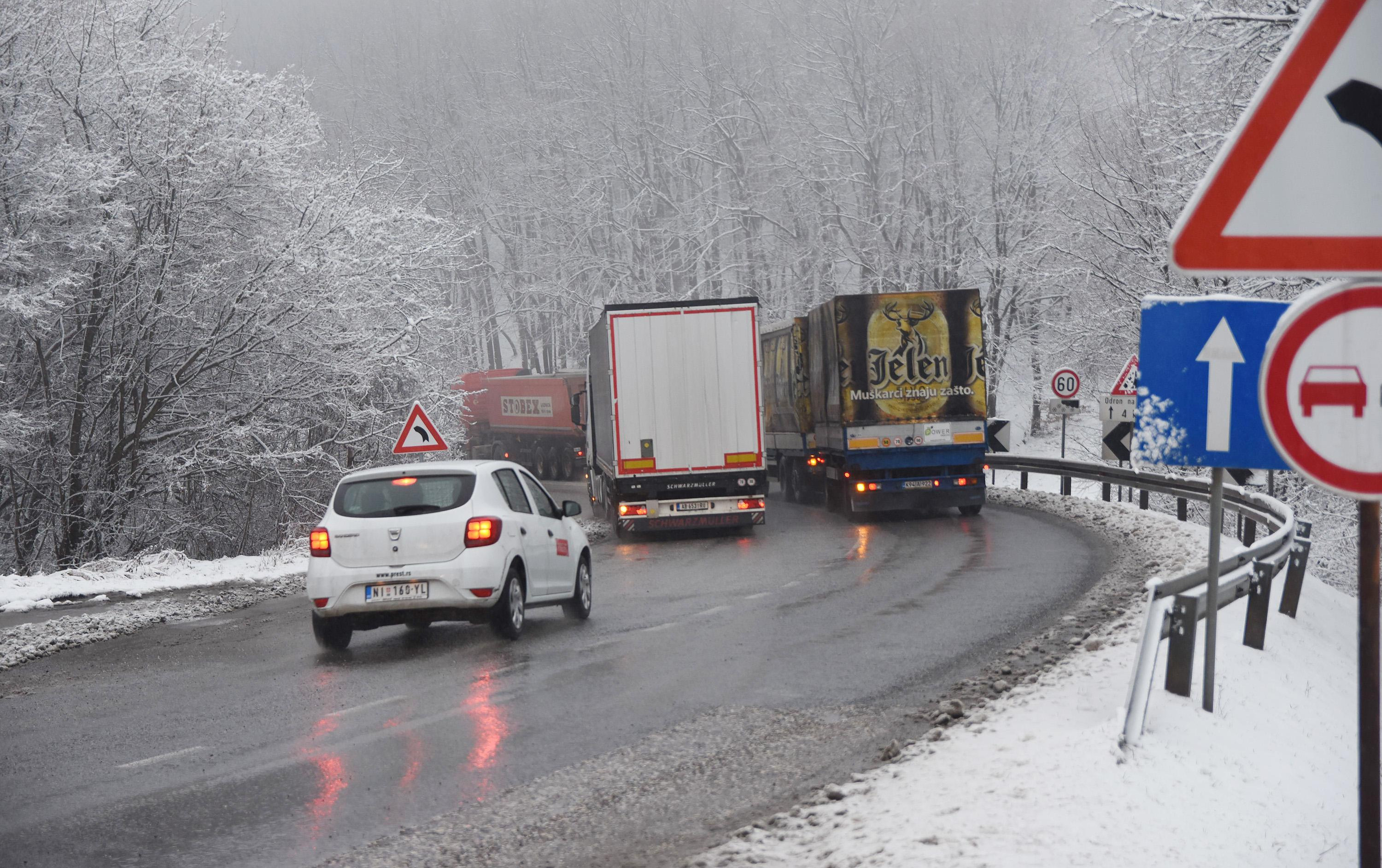 VOZAČI, OPREZ! Kiša i susnežica otežavaju saobraćaj, moguća poledica na putevima širom Srbije!