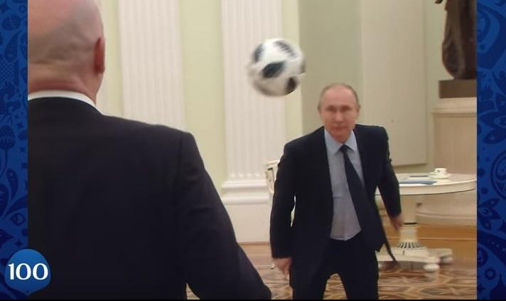 (VIDEO) UME PUTIN I FUDBALA! Pogledajte kako prvi čovek Rusije pika loptu usred Kremlja!