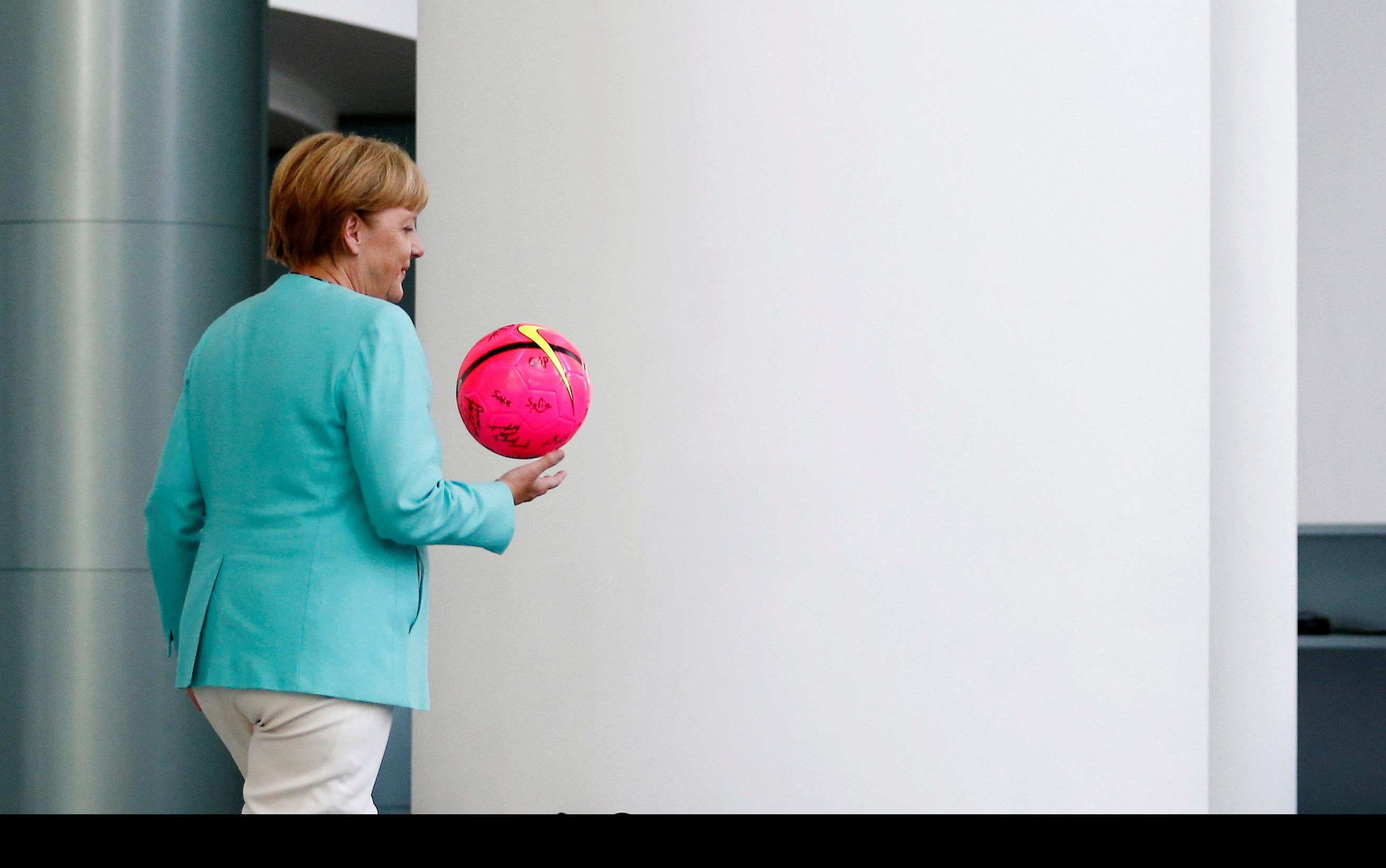KREĆE! Angela Merkel sutra daje "zeleno svetlo", Bundesliga od 15. maja?