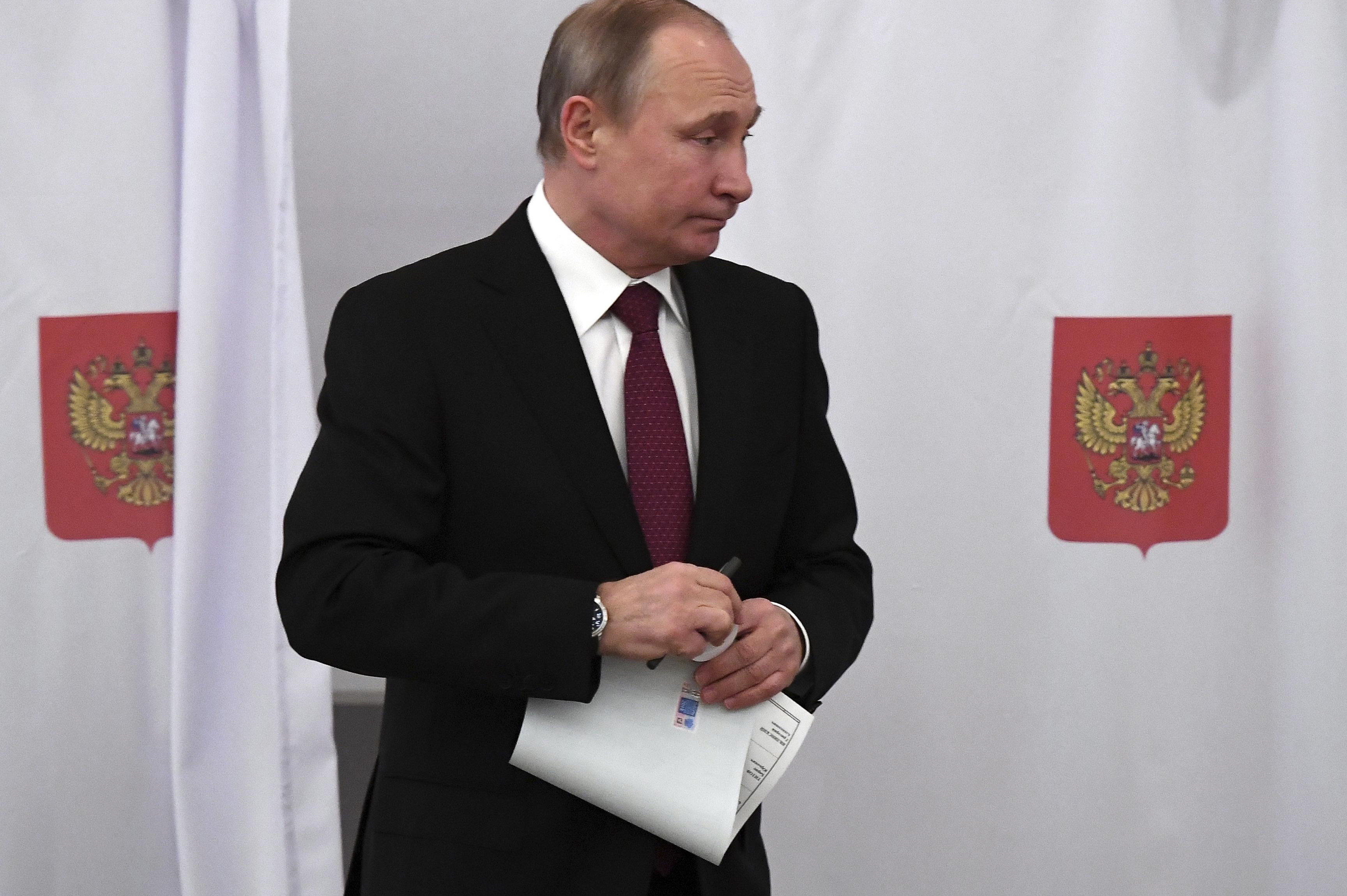 (VIDEO) STIGAO I DA SE NAŠALI! Vladimir Putin nakon glasanja "PRODAO FORU" predsedniku biračkog mesta!