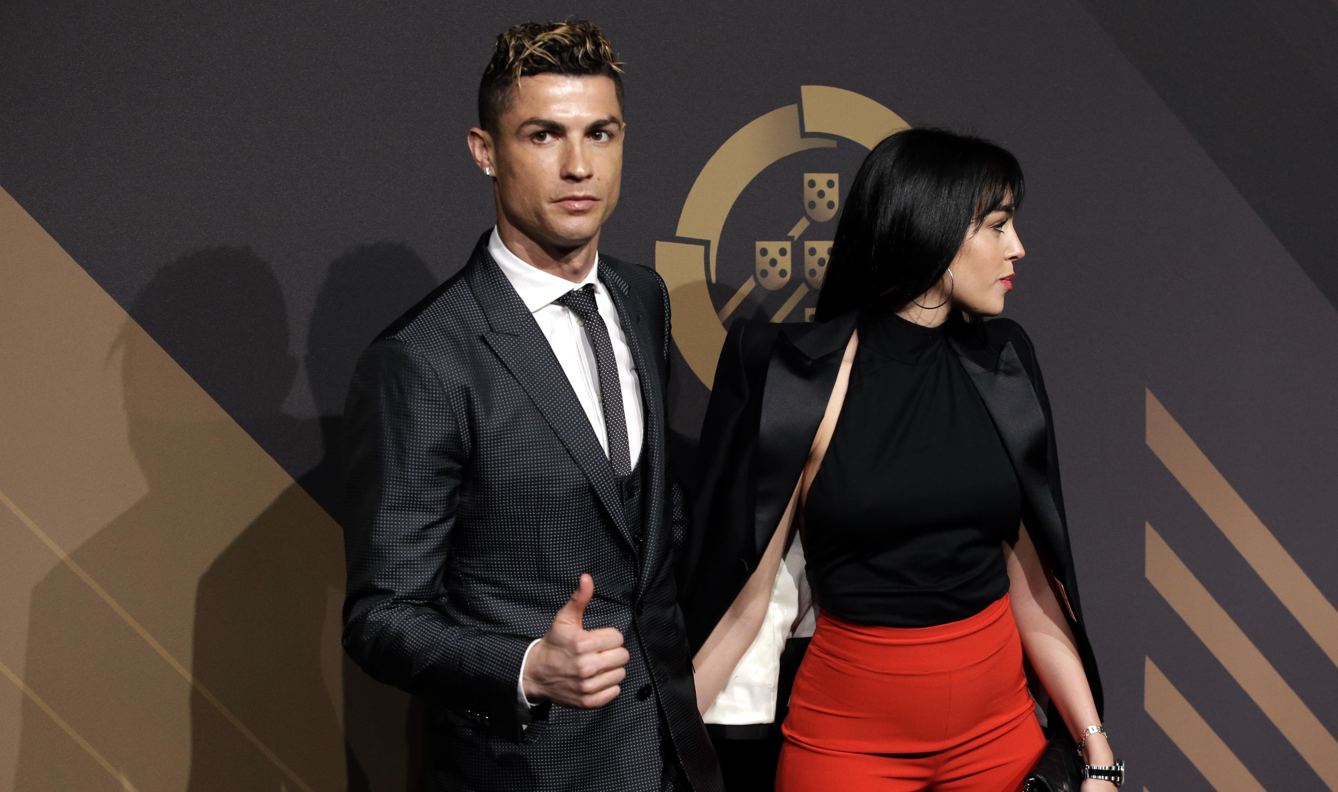 (FOTO) CRKNI SIROTINJO! Nećete verovati koliko je Ronaldo supruzi platio Luj Viton pidžamu
