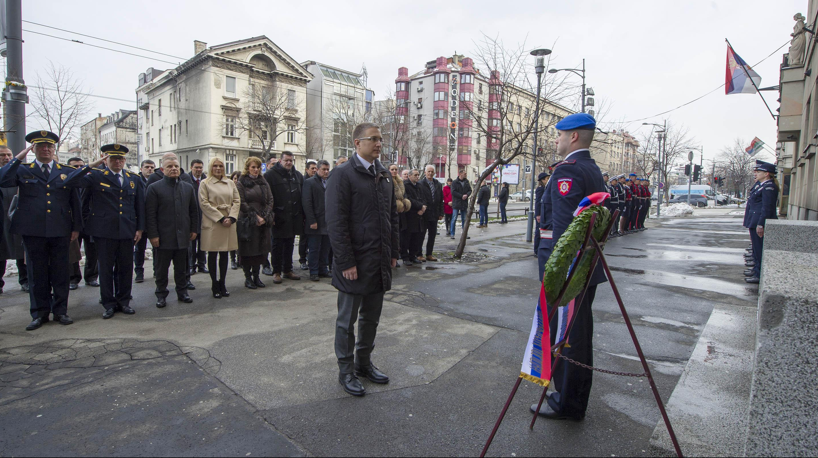 (FOTO) SEĆANJE NA PALE POLICAJCE: Ministar Stefanović položio venac na spomen ploču pripadnicima MUP stradalim u NATO bombardovanju