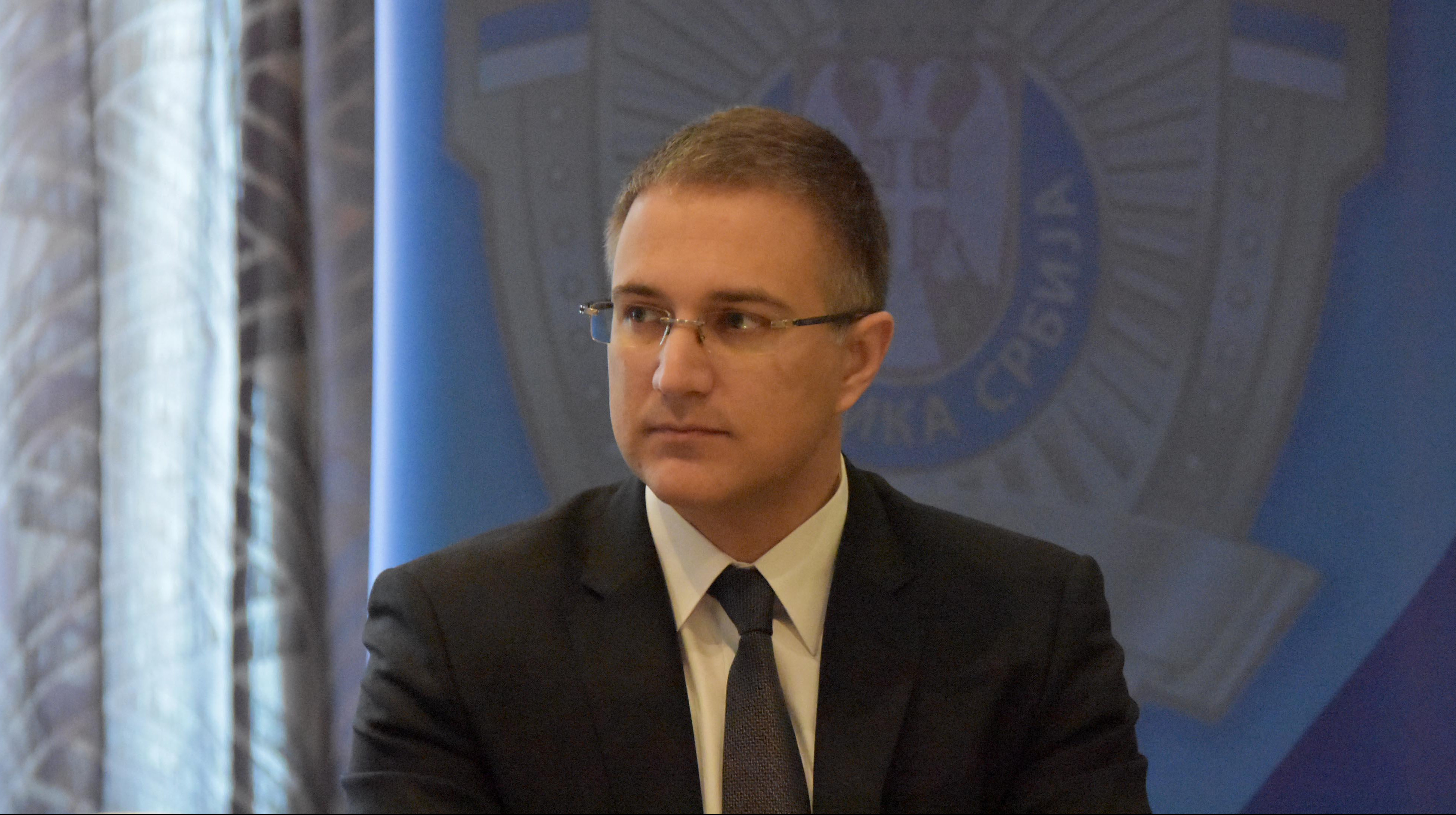 MINISTAR POLICIJE NEBOJŠA STEFANOVIĆ UPOZORAVA: Albanci koferima keša KUPUJU INTERPOL!