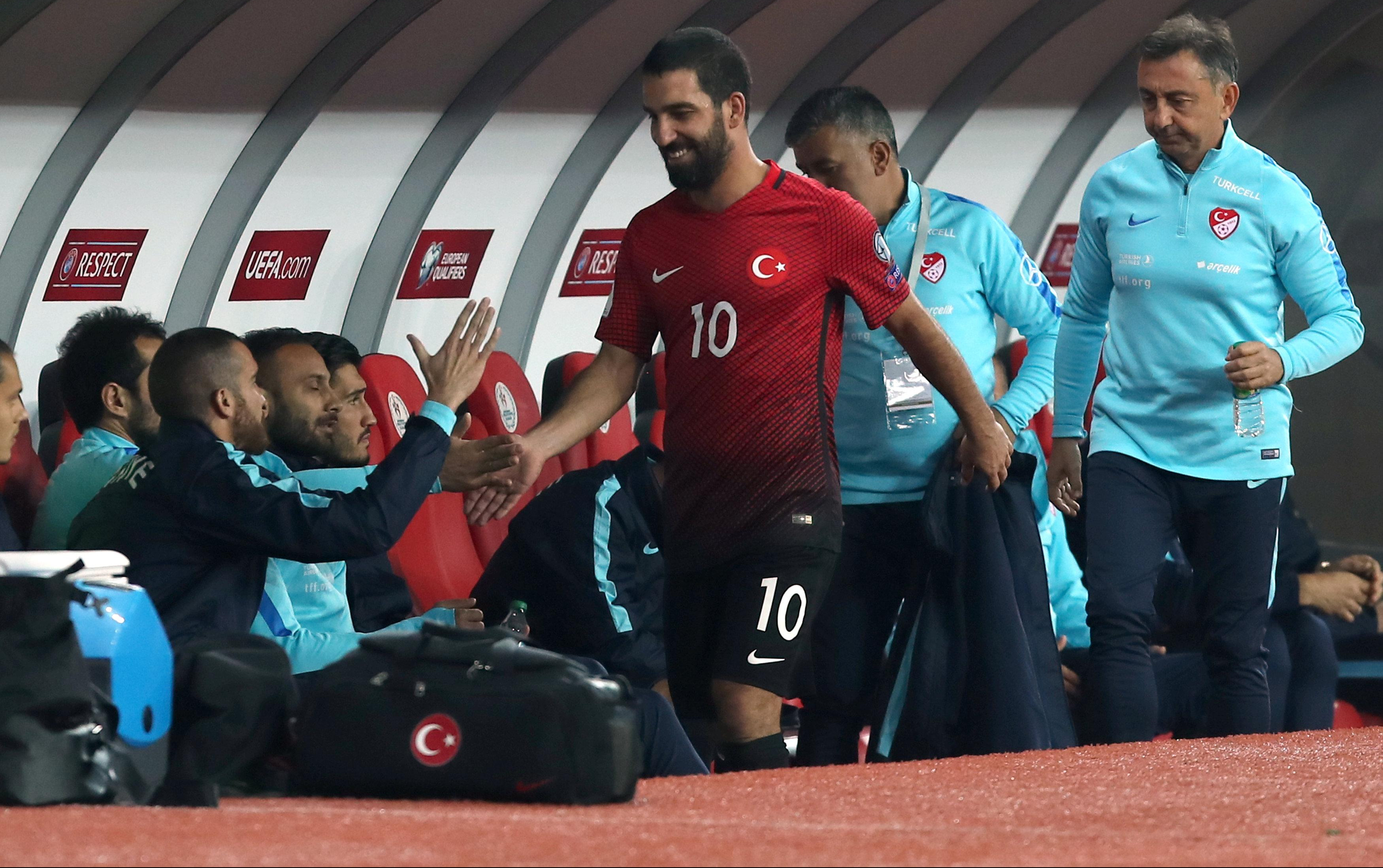 (FOTO) ŽENO, OPERI MI NOGE! Navijači zgroženi potezom turskog fudbalera!