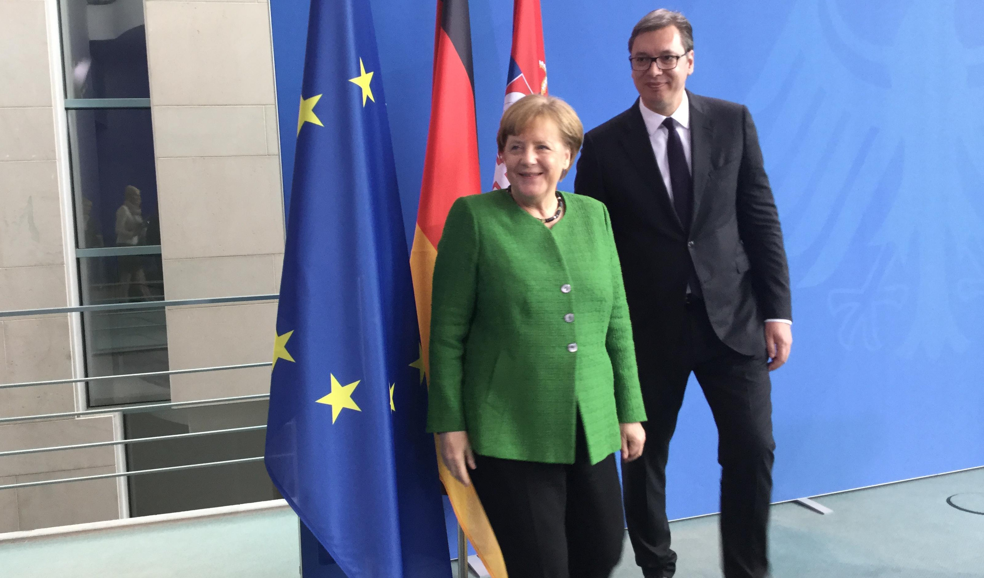 NAJVAŽNIJI SUSRET U DAVOSU: Predsednik Vučić sa Angelom Merkel o Kosovu, ekonomiji i poseti Srbiji