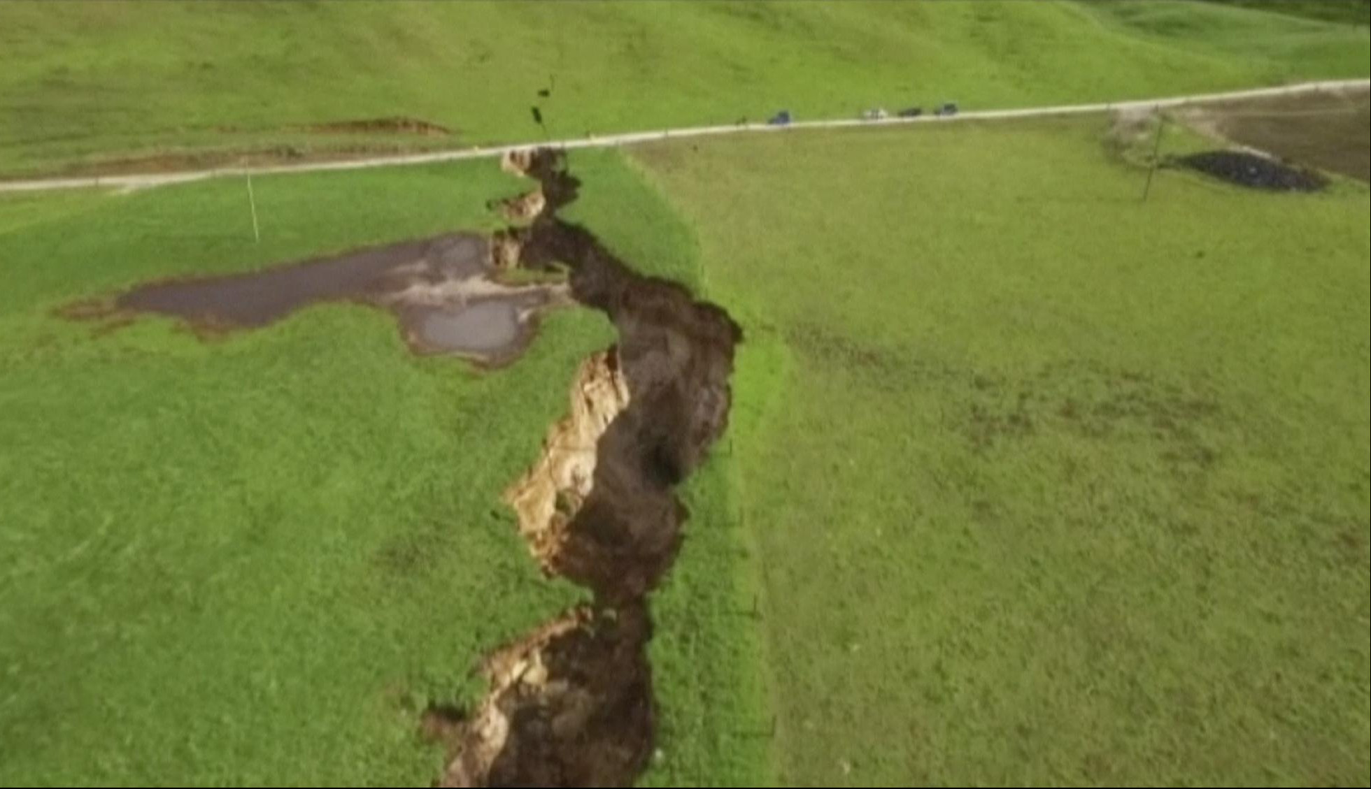 (FOTO) OTVORILA SE ZEMLJA: Ogromna rupa, dužine dva fudbalska terena pojavila se na farmi na Novom Zelandu!