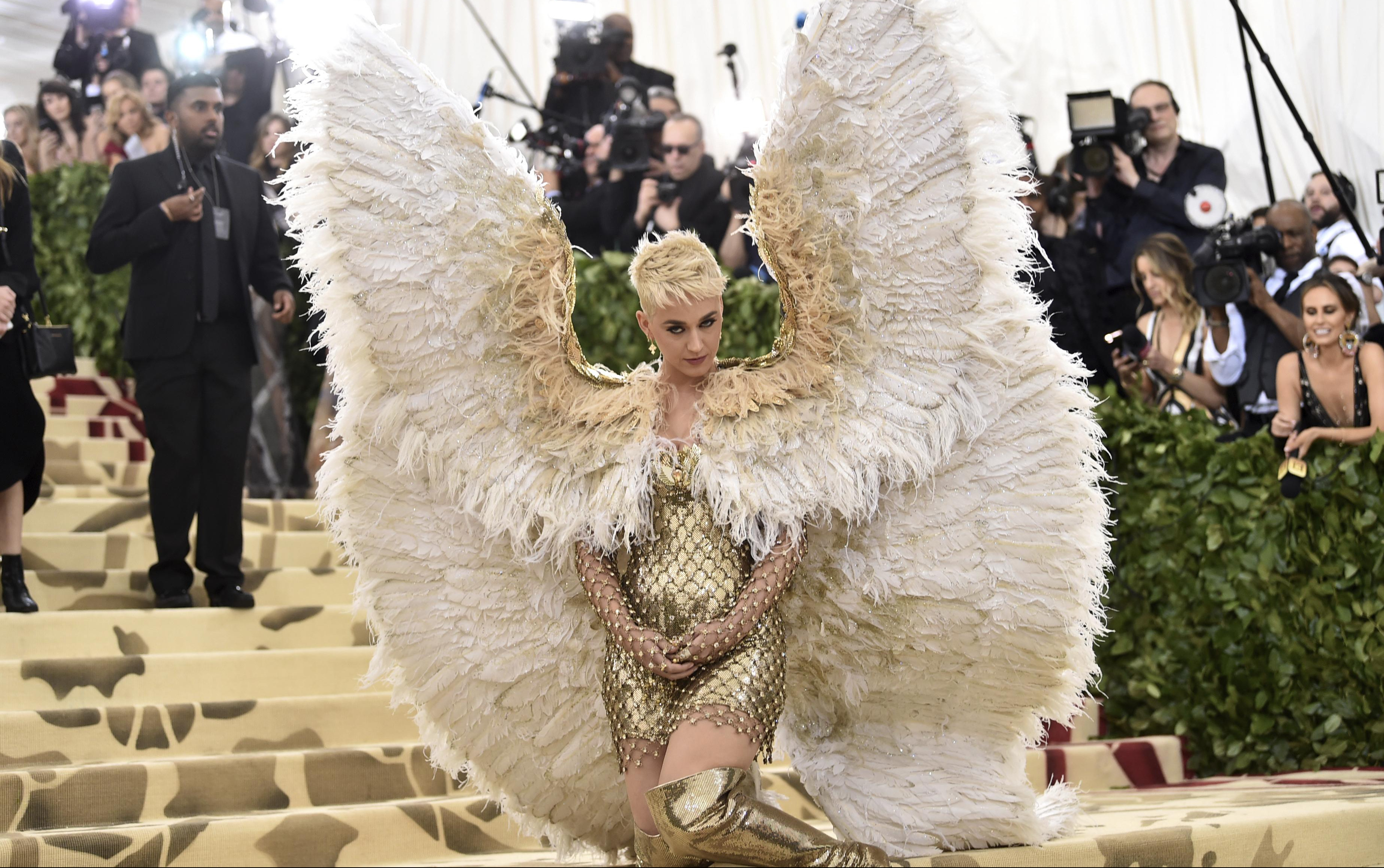 MET GALA 2018! Spoj religije i mode, Kejti Peri je bila anđeo, a Rijana seksi kardinal!